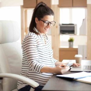 Iowa surrogate texting with Heartland Surrogacy case manager